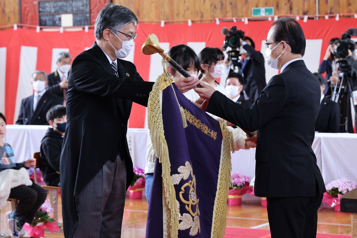 大野小校旗返納に臨む町立小卒業生（中央）