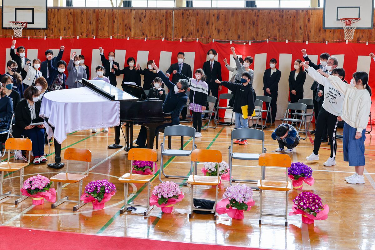 校歌は詩人の谷川俊太郎さんが作詞、息子で作曲家の谷川賢作さんが作曲しました。式には賢作さんが出席。児童生徒は、賢作さんのピアノ伴奏に合わせて校歌を斉唱しました。