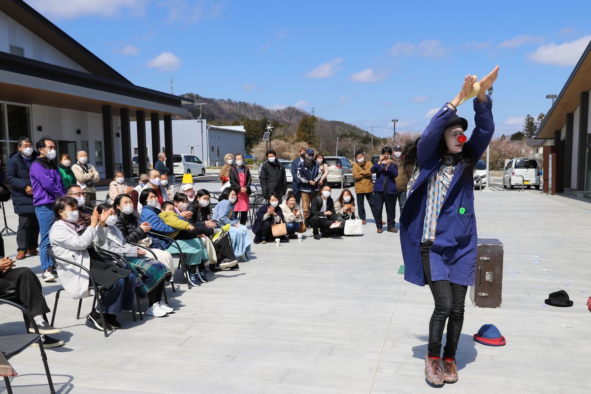 大道芸人のパフォーマンスに拍手を送る来場者