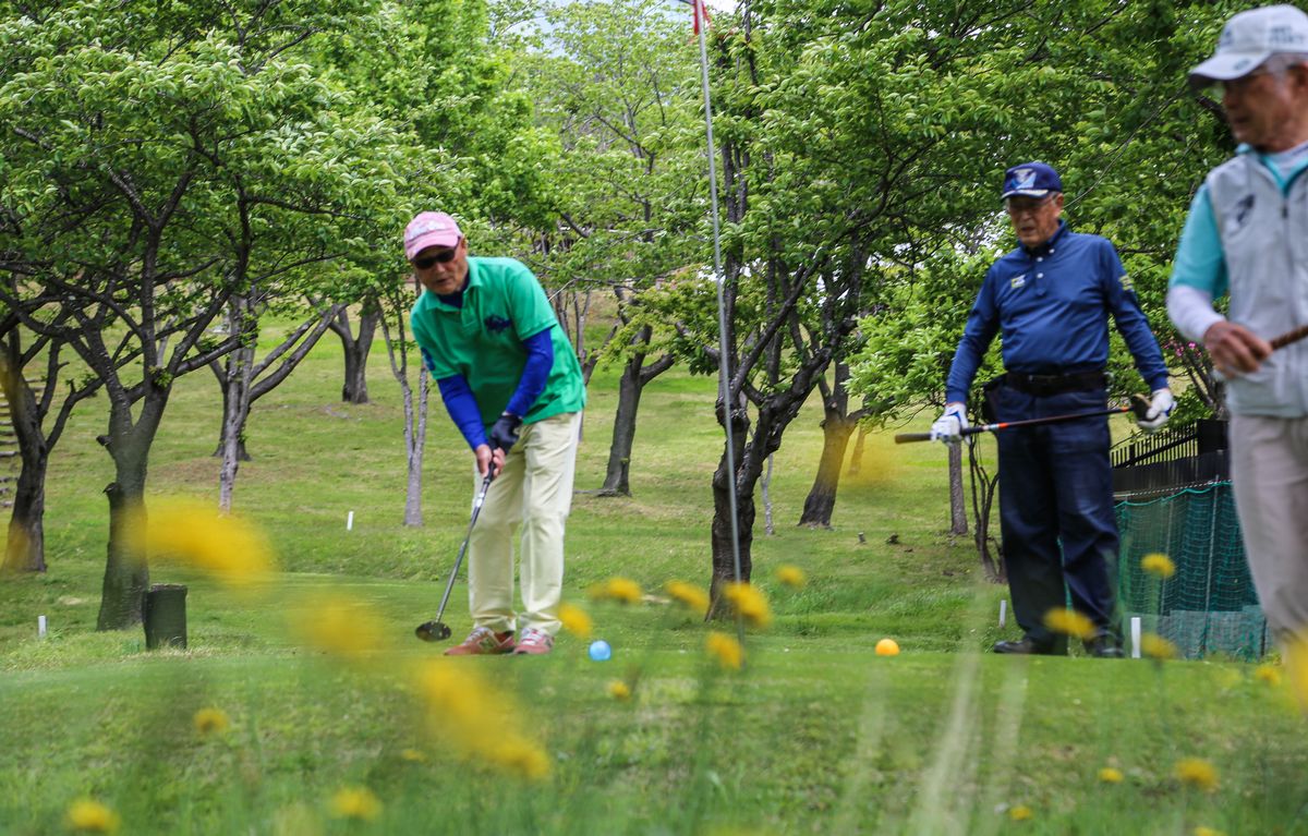 おおくまパークゴルフ協会は5月12 日、広野町の二ツ沼総合公園パークゴルフ場で春の大会を開きました。