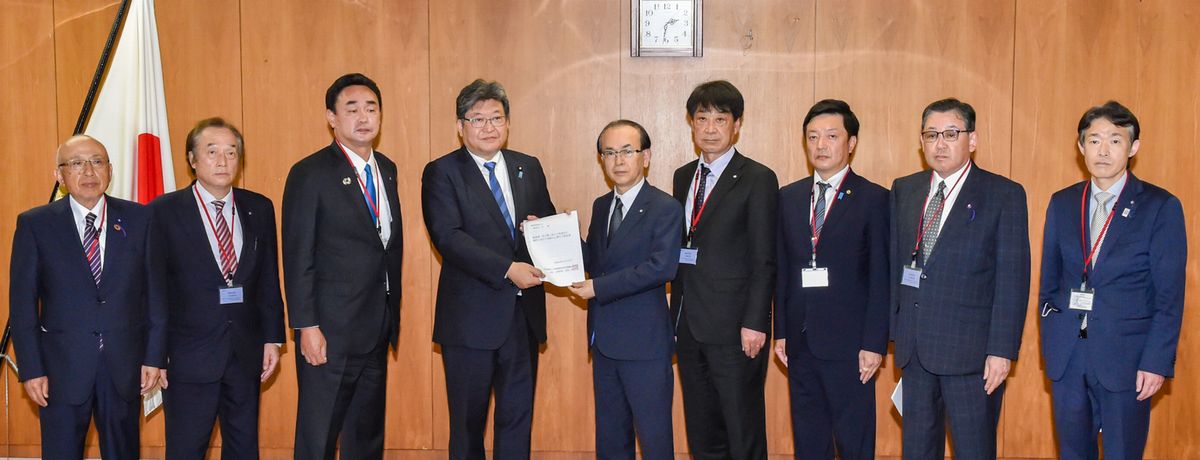 吉田淳町長は5月16日、県原子力発電所所在町協議会の会長として、萩生田光一経済産業大臣に要求書を提出しました。
