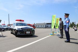 防犯パトロールに出動する警ら車両