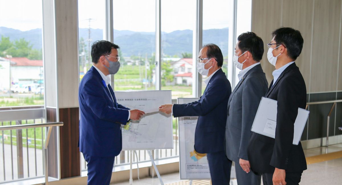 吉田淳町長は７月16日、町を視察した松野博一内閣官房長官に対し、町の復興・再生に向けた要望書を手渡しました。