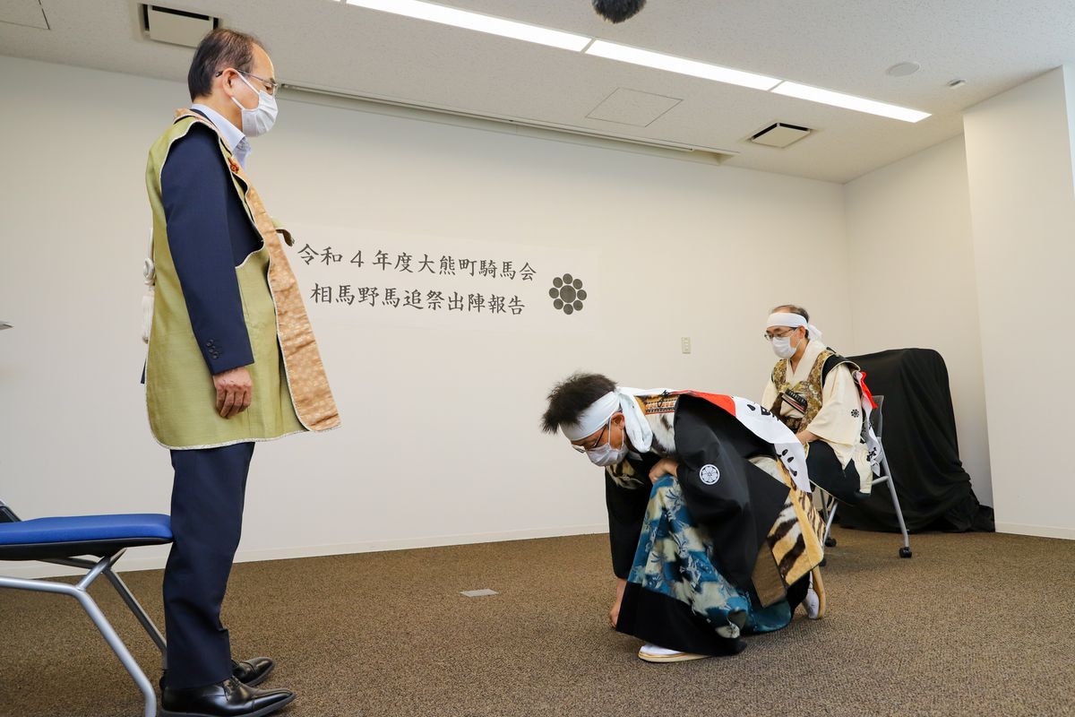 相馬野馬追の開幕を控えた7月12日、町騎馬会の小野田淳会長が吉田淳町長に出陣を報告しました。