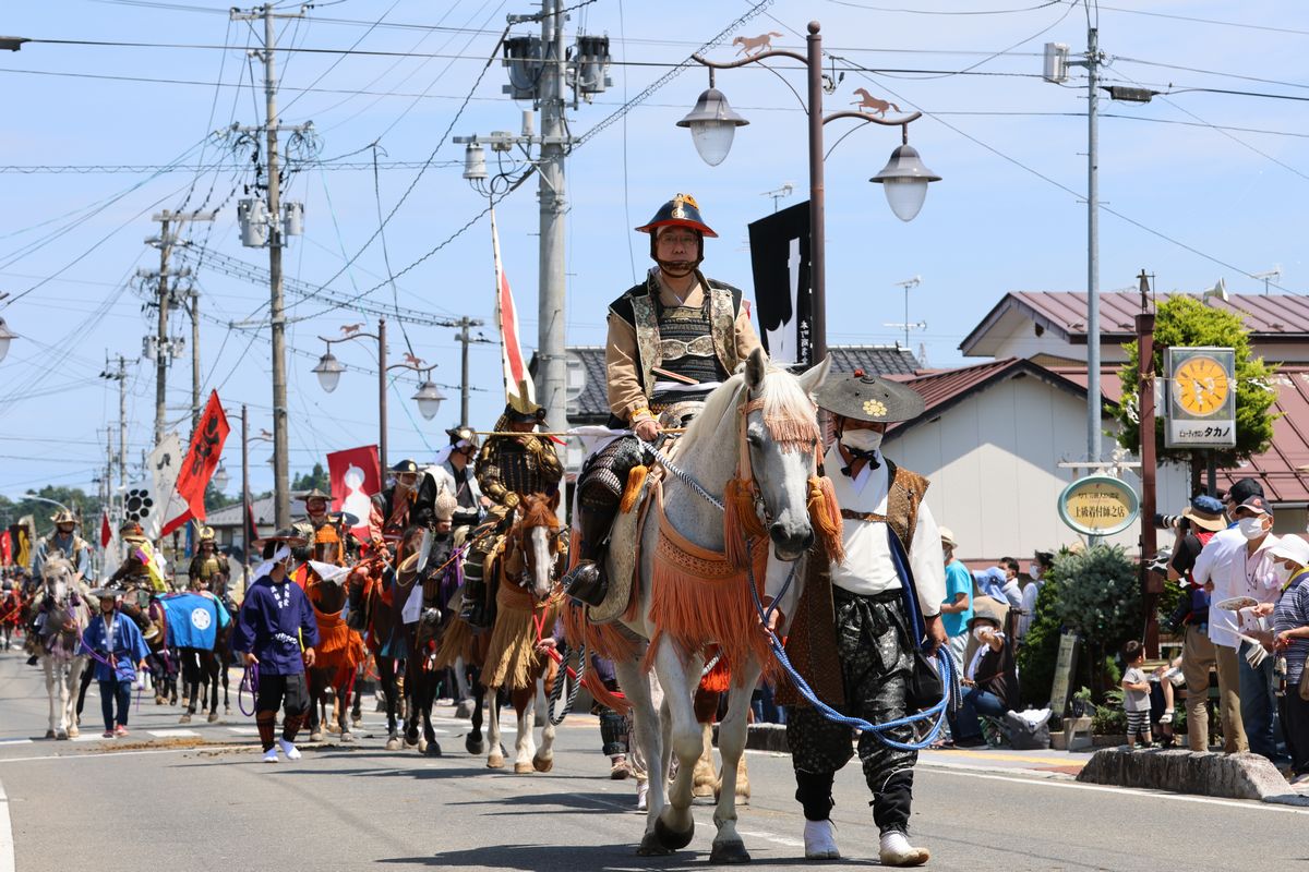 7月24日の本祭りでは、町騎馬会がお行列に参列。南相馬市原町区内を堂々と行進しました。