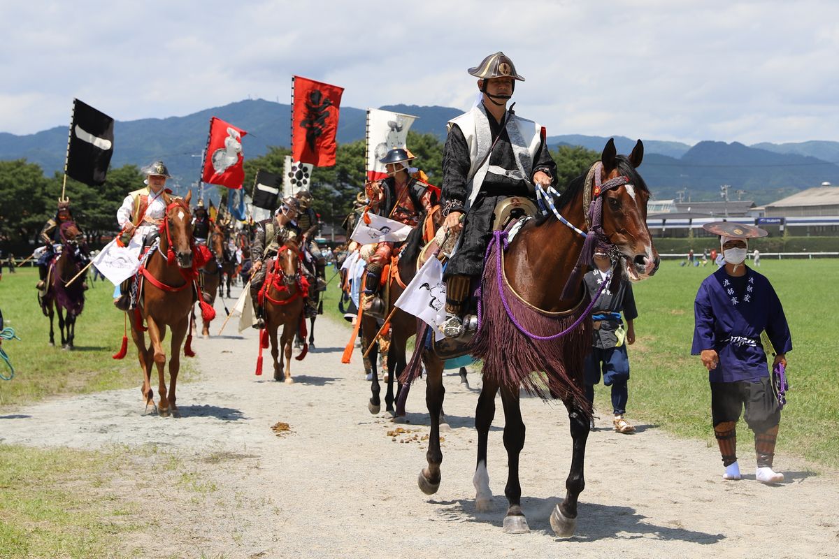 お行列で雲雀ケ原祭場地に入場する町騎馬会渡部さん