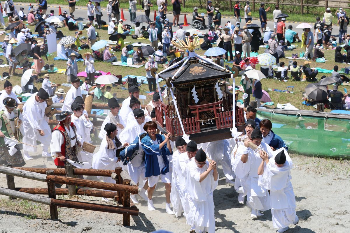 十数人の白装束の若者が御神輿を担ぎ羊腸の坂を駆け上がります。