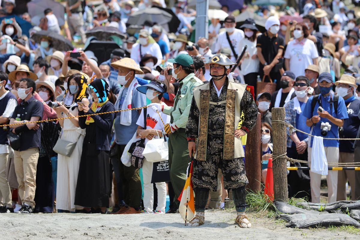 振旗を手に持ち甲冑競馬を見守る勘定奉行の鈴木さん。