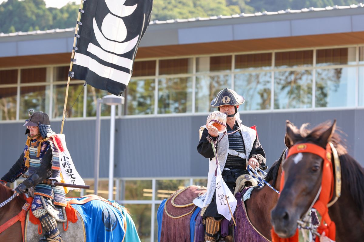 本祭りを終え、町騎馬会7騎が町内大川原地区に凱旋。渡部さんが吹くほら貝の音色が町内に響き渡りました。