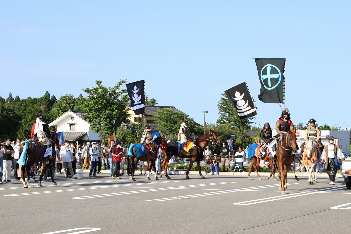 騎馬武者たちを一目見ようと大勢の町民が集まり、勇姿を写真に収めていました