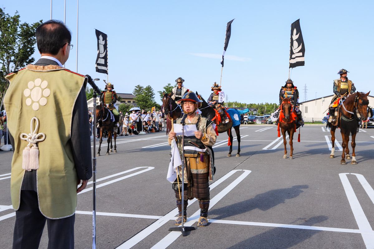 凱旋を報告する島副町長