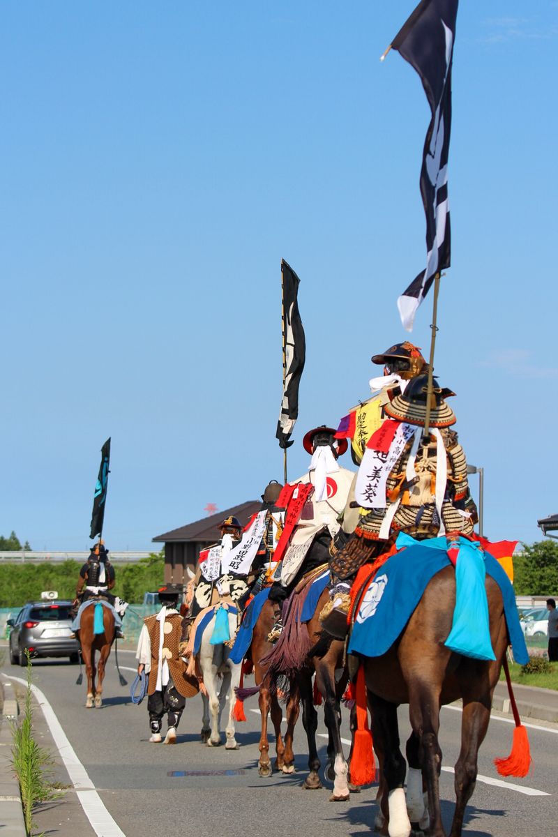 町内への凱旋を果たした騎馬武者たち。隊列を組んで堂々と行進しました。