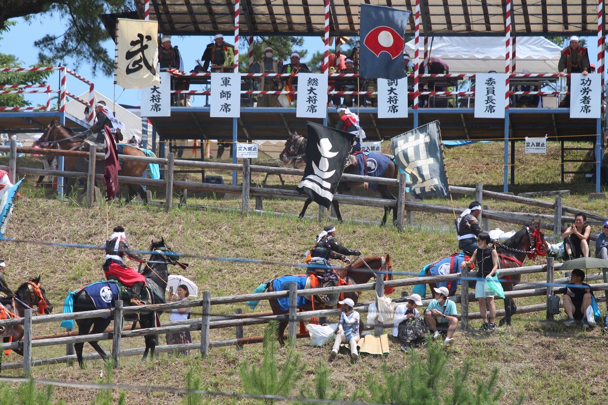 出走を終え、報告のために羊腸の坂を登る小野田さん（中央）