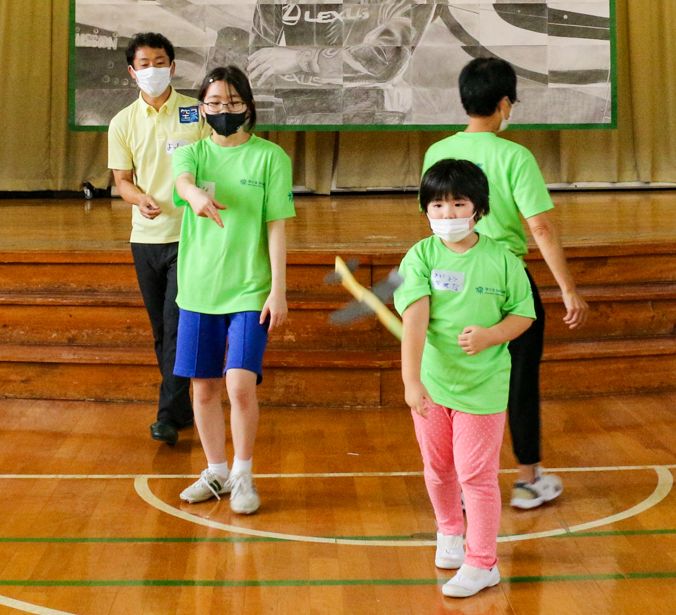 手作りの飛行機を飛ばす児童生徒