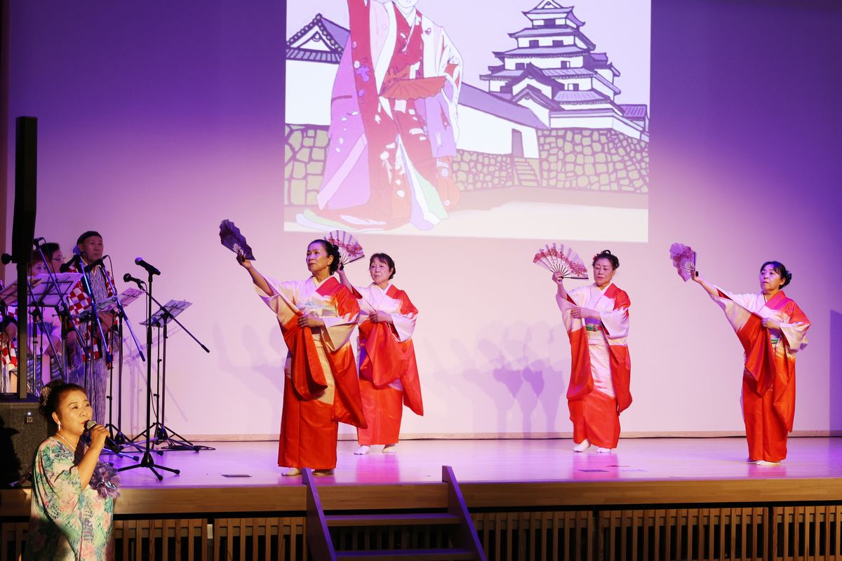 絵おと芝居「会津八重物語」の作品では、岬はな江さんの歌に合わせ踊りが披露されました。