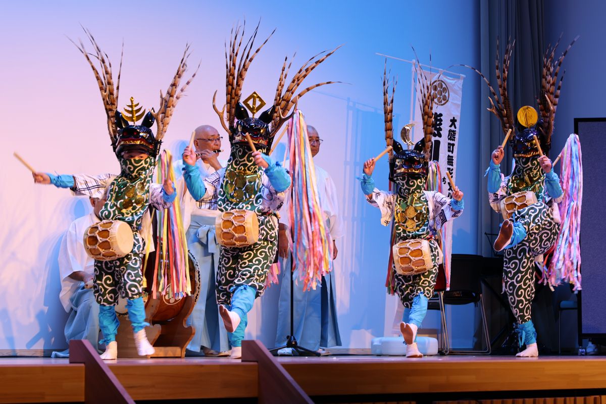 保存会の演奏する笛や太鼓に合わせ、見事に踊りきった4人の子どもたち。観客から大きな拍手が送られました。