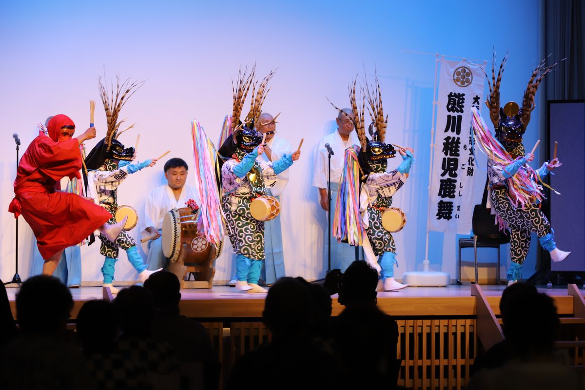 町内熊川地区に伝わる伝統の舞を鹿（しし）役の子ども4人がおはやしの音色に合わせて披露しました。