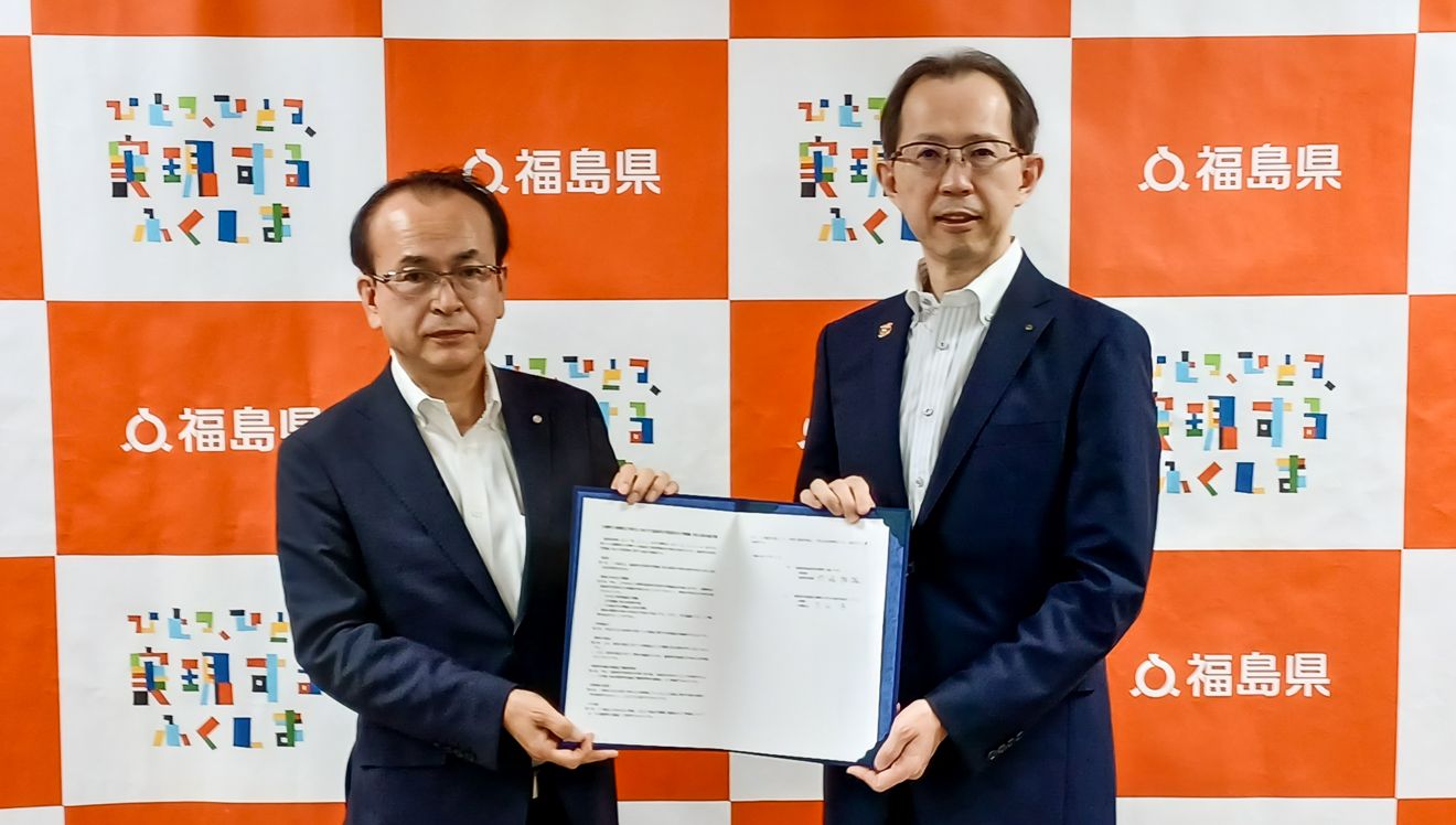 協定書を掲げる吉田町長と内堀知事（右）