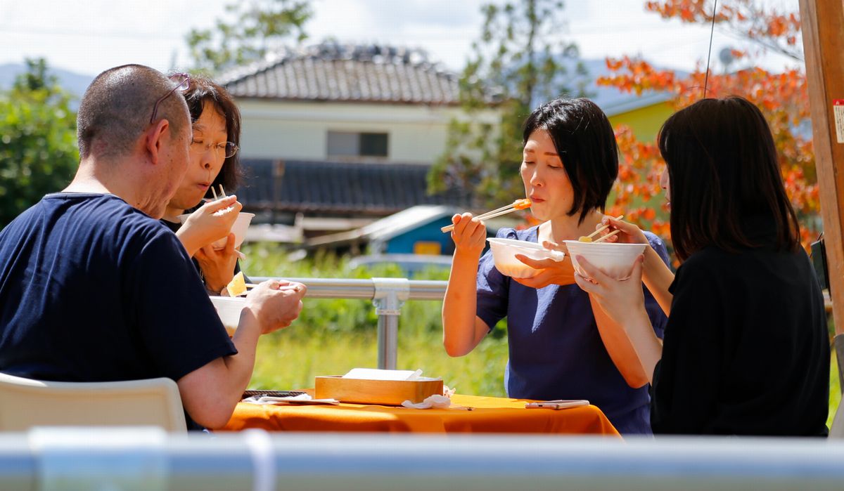 振る舞われた料理を味わう来場