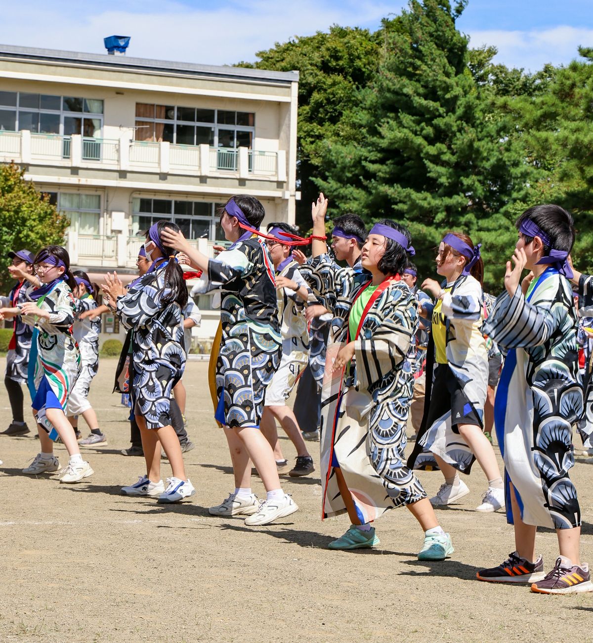 よさこいを踊る児童生徒（前列）