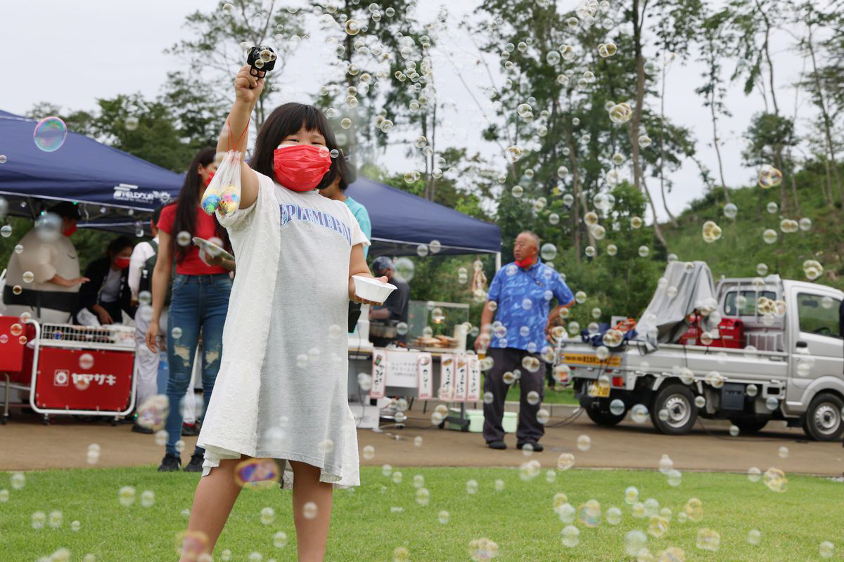 シャボン玉で遊ぶ子ども。