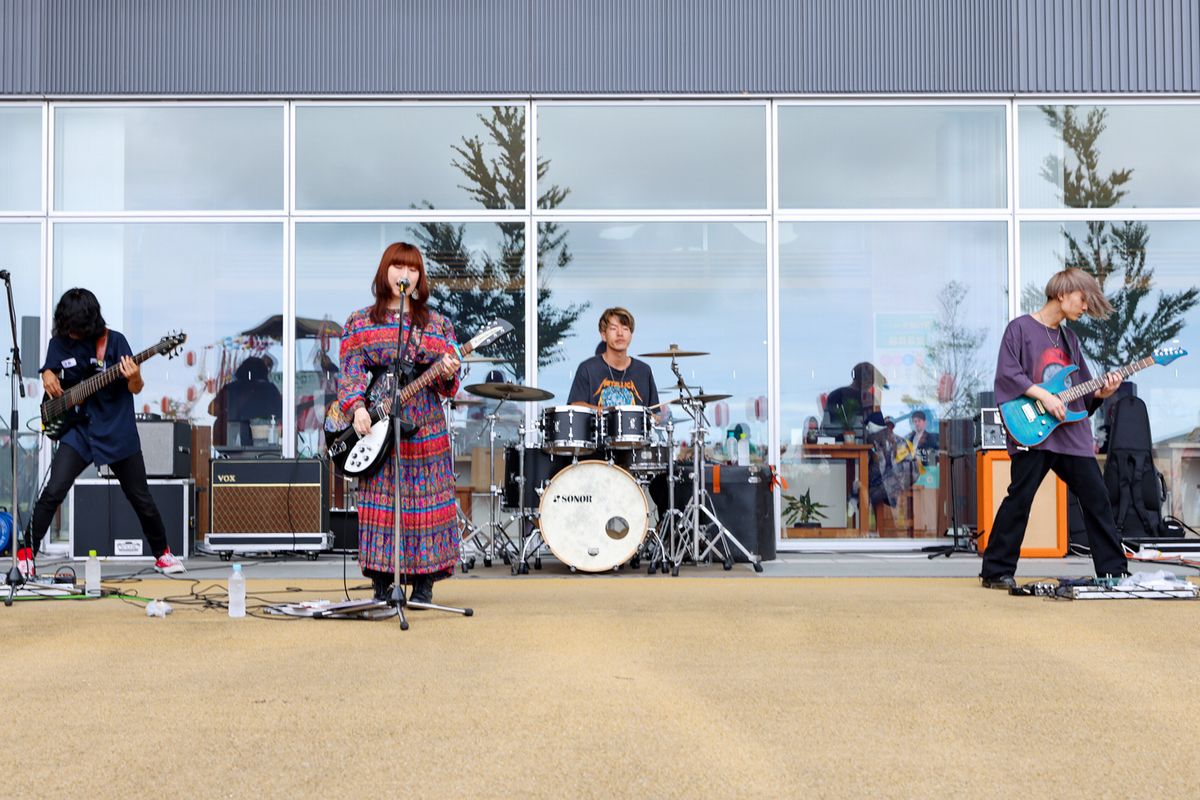 町出身のギタリスト川本大貴さん（前列右）が所属するバンド、ロッカの演奏。