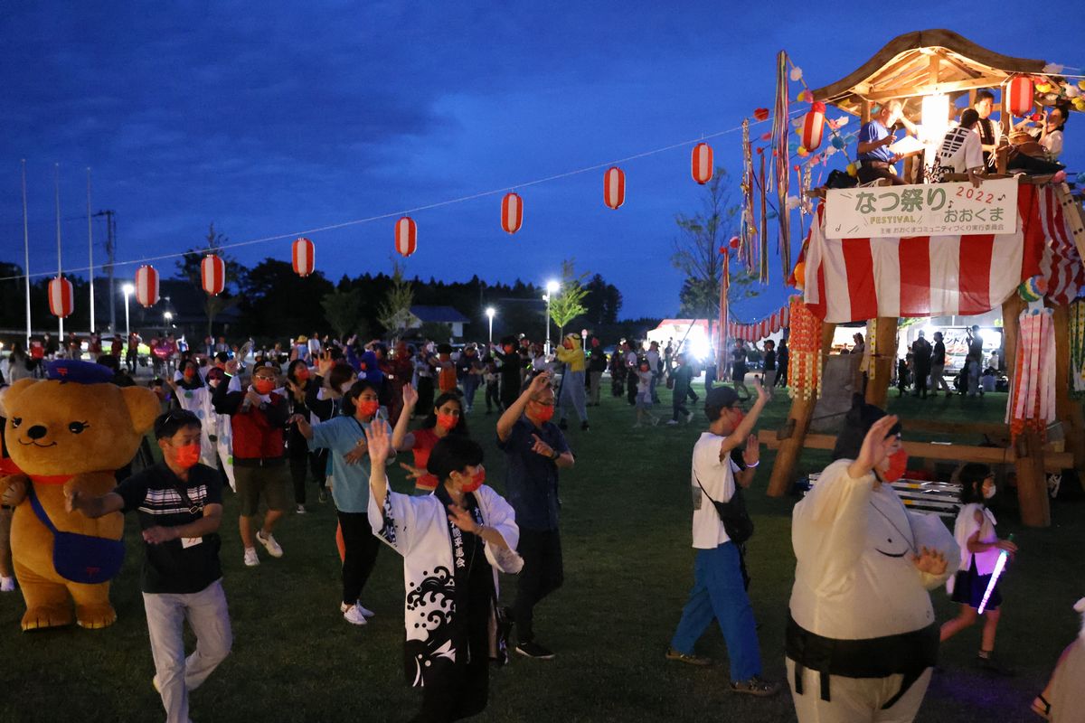 夕暮れに始まった盆踊り。今回の盆踊りは、「仮装盆踊り」と題し、実行委員会が仮装を呼びかけました。