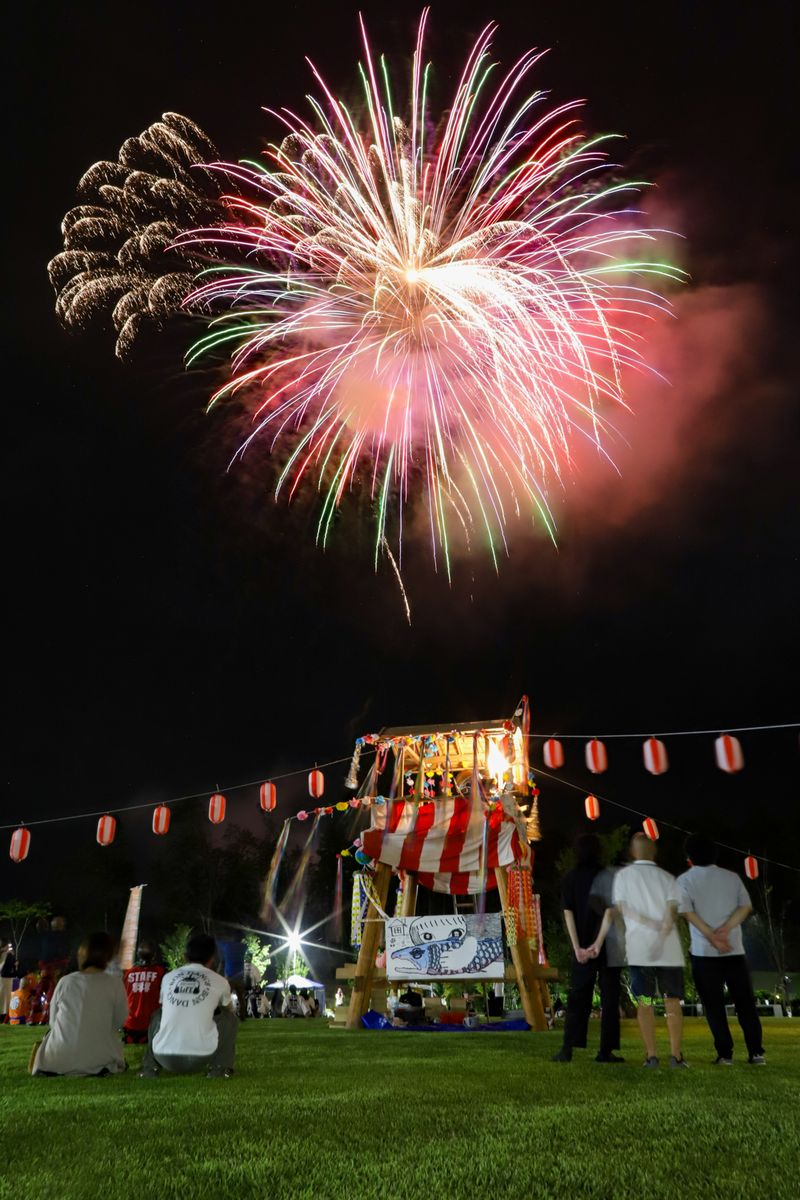 祭りの最後には、町役場近くの頭森公演から約二百発の花火が打ち上げられ、踊り終えた人たちは夜空を見上げて、次々に上がる花火に見入りました。