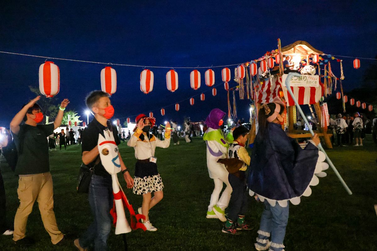 自慢の衣装に身を包み盆踊りを楽しむ来場者。