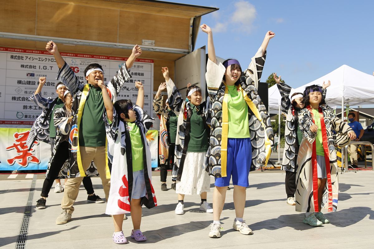 9月10日、標葉（しねは）祭りが町交流ゾーンで開かれました。標葉祭りは浪江町青年会議所（浪江JC）主催による標葉地域4町村（大熊町、双葉町、浪江町、葛尾村）の 食文化や伝統芸能などの魅力を発信する秋の恒例行事で、町内での開催は今回が初めて。学び舎ゆめの森の児童生徒、保護者、教職員らによるよさこいが披露されました。