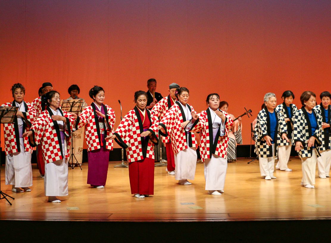 ステージで共演する町民と会津地域の芸能団体の出演者