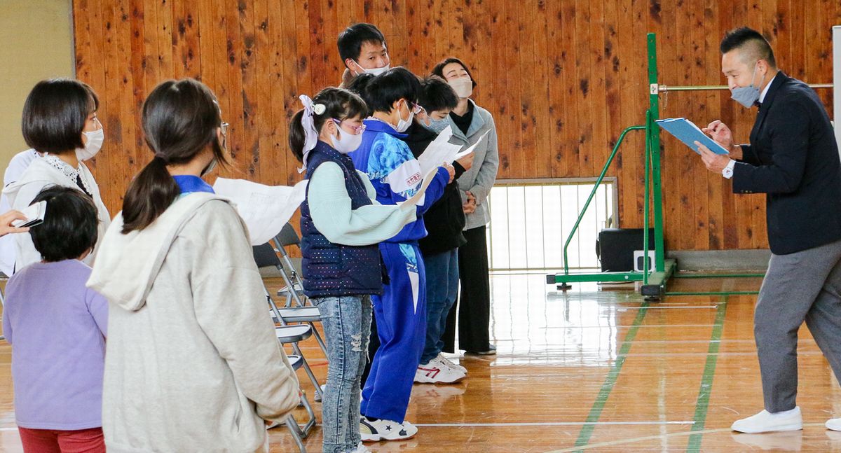 台本を読む児童生徒と木村さん（右）