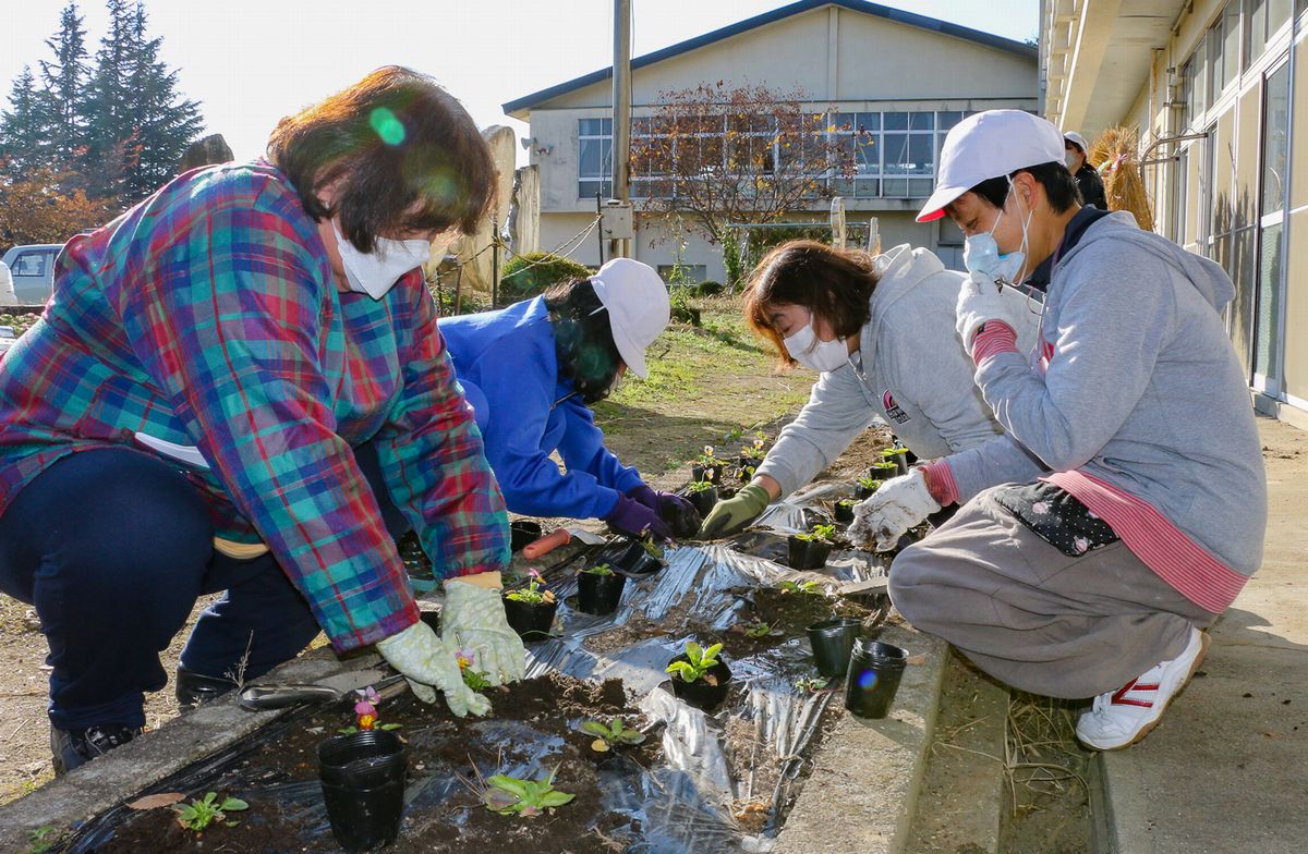 花を植える参加者1