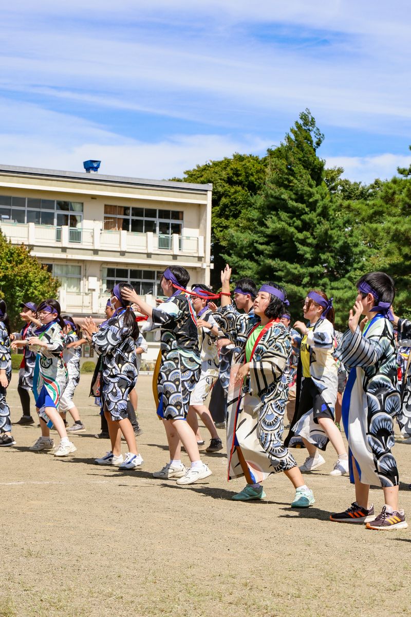 園児、児童生徒、教職員、卒業生、ボランティアなど大勢が参加し、鯉のぼりで作られた伝統の衣装を身に着け踊りました。