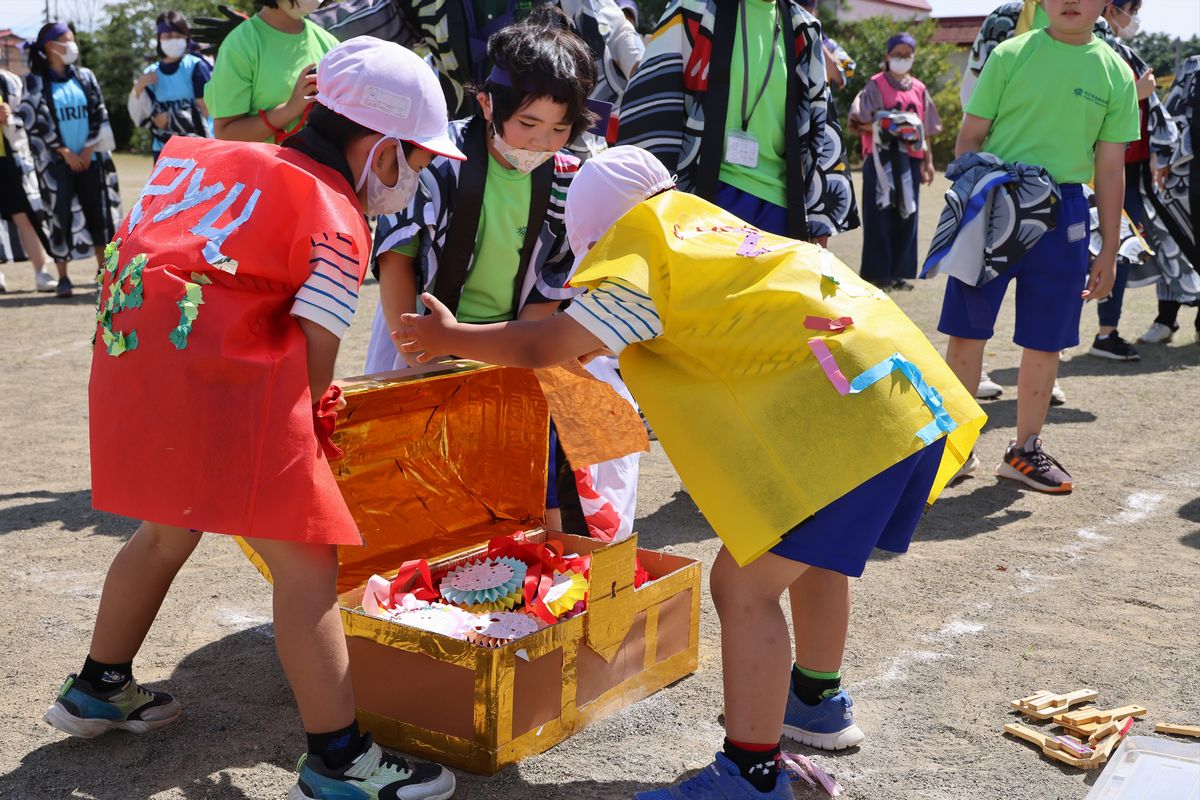 子どもたちがよさこい踊りを披露すると宝物の在り処を突き止めることができました。宝箱に入っていたのは、子どもたちが手作りしたたくさんのメダル。そこに込められた子どもたちの会津で過 ごした思い出と感謝の気持ちが宝物でした。