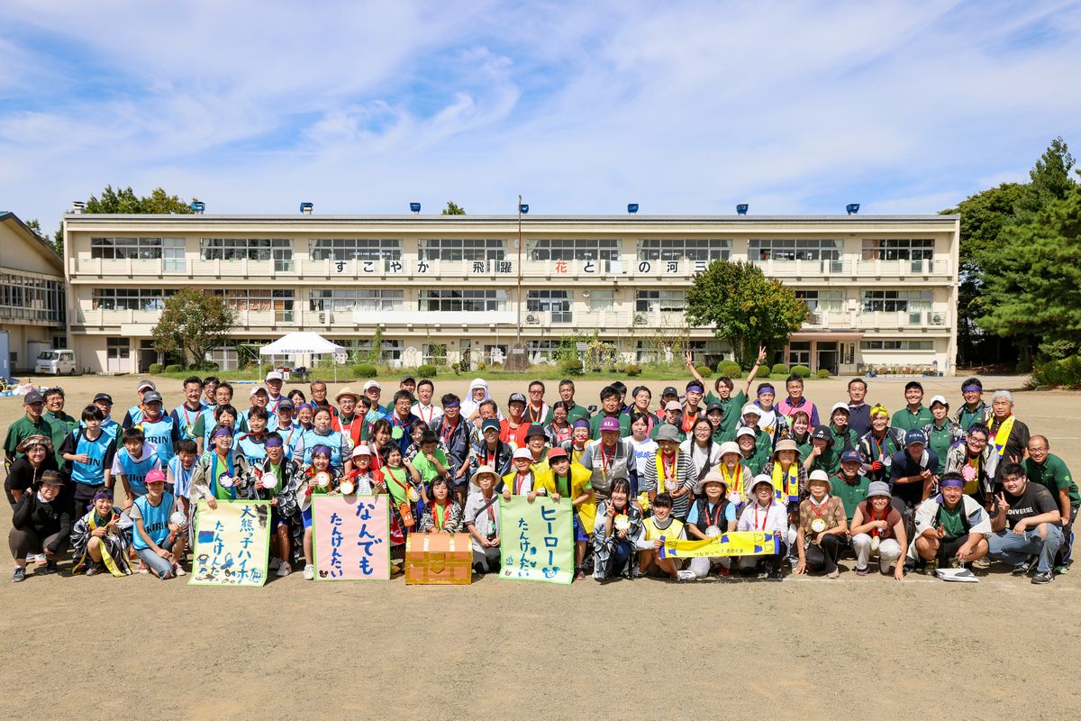 地域の方々も参加して行われたスポーツフェスティバル。最後は参加者全員で記念撮影。カメラに向かって、いい笑顔を見せてくれました。