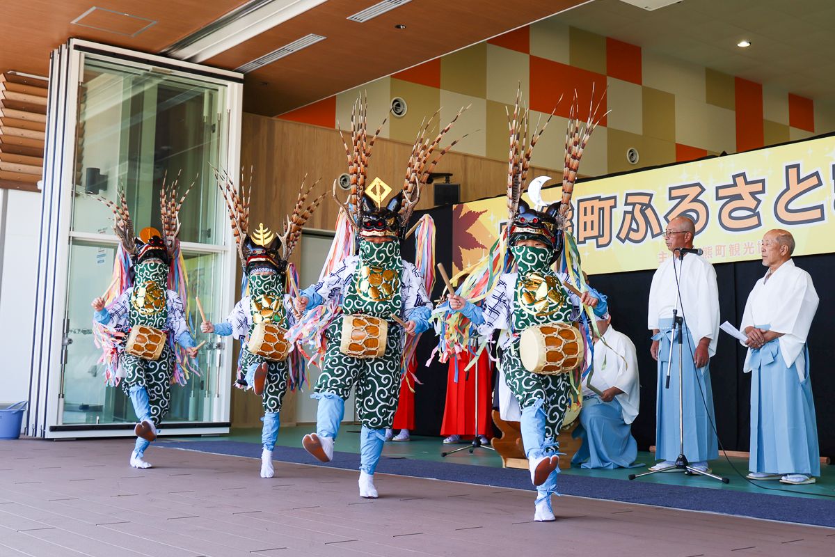 オープニングで披露された町無形民俗文化財の熊川稚児鹿舞。祭りの始まりを彩りました。