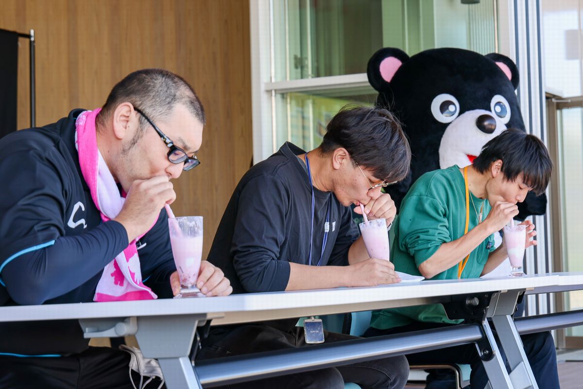 いちごジュース早飲み選手権で決勝を戦う3人。驚くべき速さで飲み干しました。