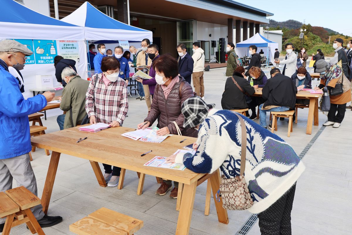 linkる大熊前の総合案内には県内外から来場者が集まり、早くから受付の列ができました。テーブルではアンケートの記入が行われています。