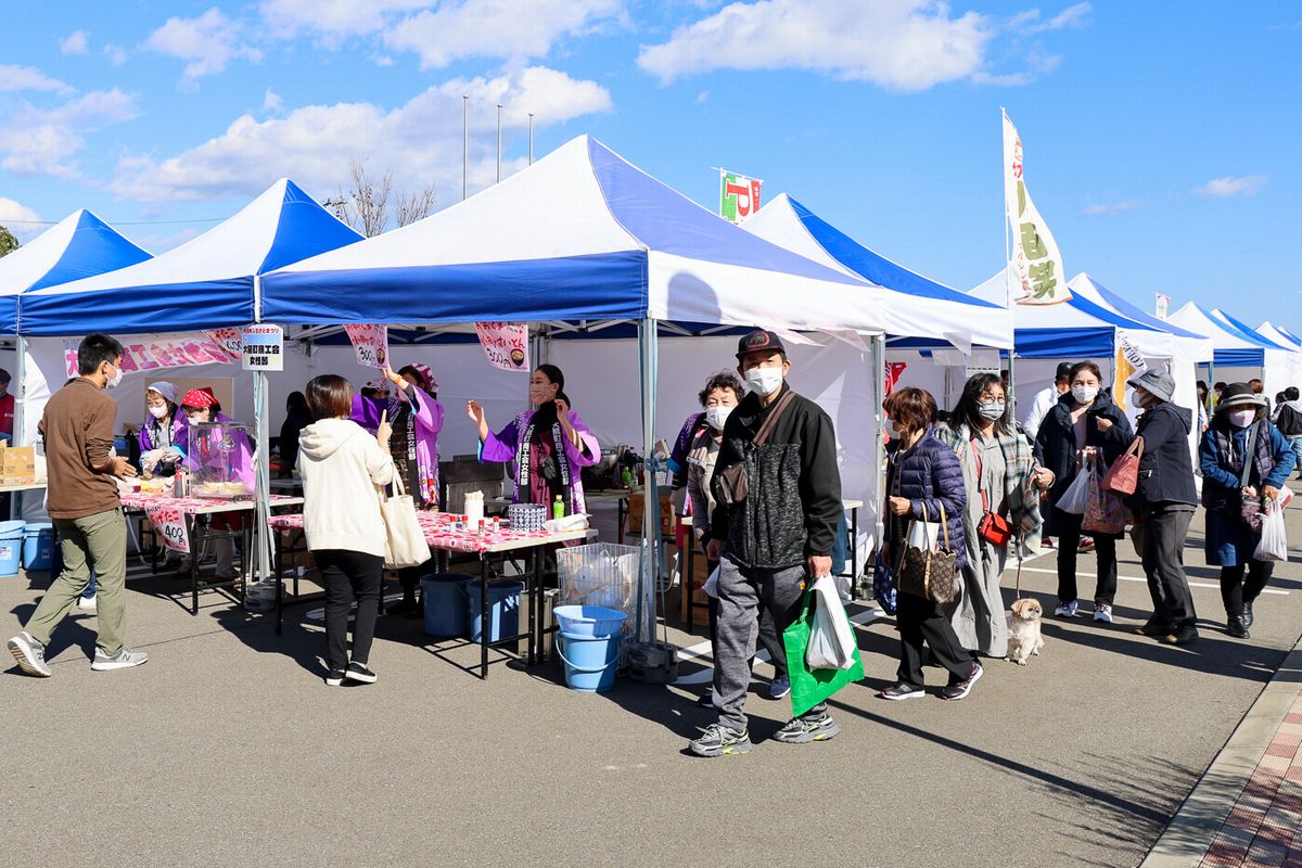 役場前の大熊町商工会女性部の出店では懐かしの手作りのすいとんが販売されました。