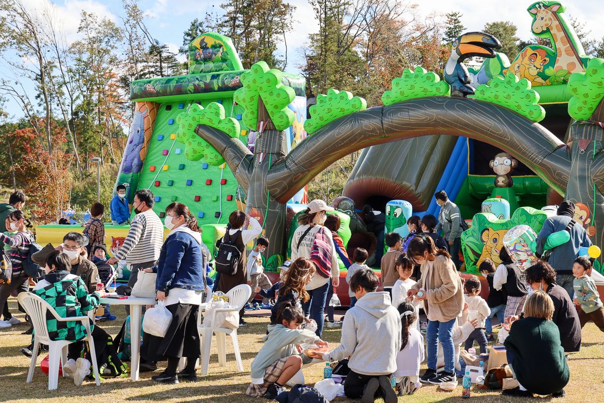 役場前広場の芝生エリアはエア遊具が設置された他、飲食コーナー、レジャーシートゾーンとなっておりテーブルも用意され親子連れでにぎわいました。