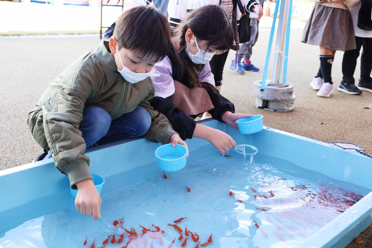 役場前の縁日コーナーには金魚すくいを楽しむ子どもたちの姿が見られました。