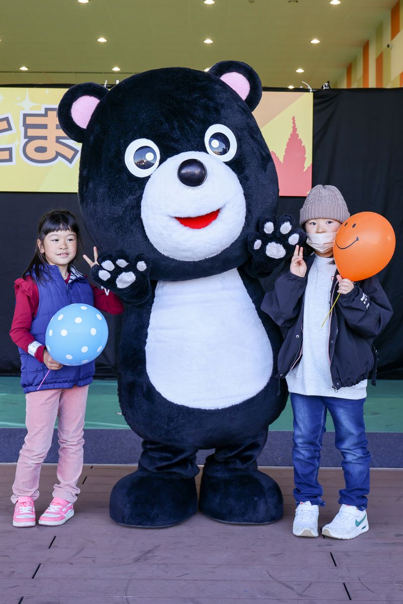 ふるさとまつりでは子どもから高齢者まで、大熊町のマスコットキャラクターまあちゃんが大人気。イベント終了後には一緒に写真を撮ったり触ったりしている姿が見られました。