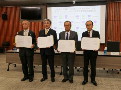 左から、海田CN先行開発センター長（トヨタ自動車）、吉田栄光町長（浪江町）、伊澤史朗町長（双葉町）、吉田淳町長（大熊町）