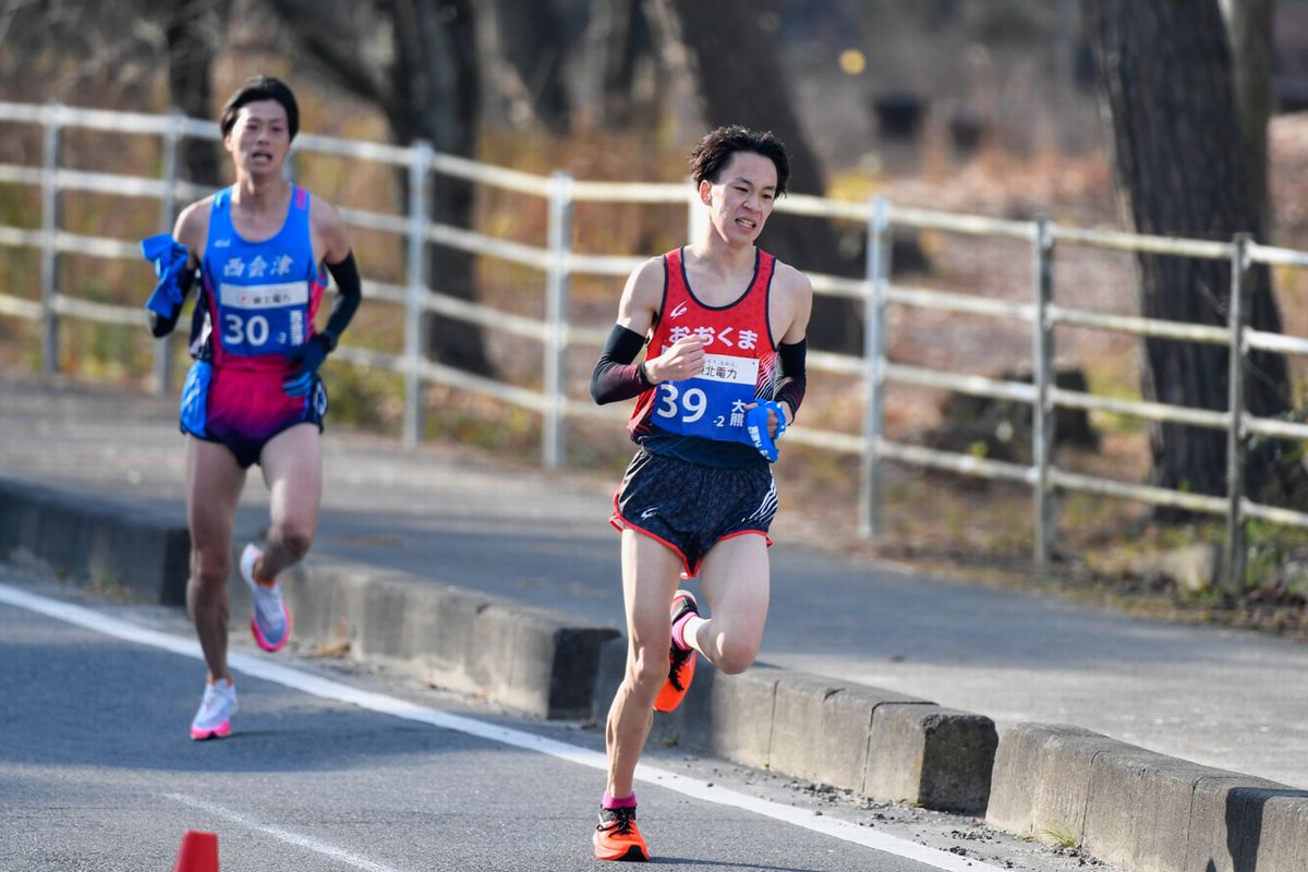 第2区を走る柳田（明）選手は、サンフレッシュ白河・大沼体育館前でタスキを受け取り、8.2kmを走りました。
