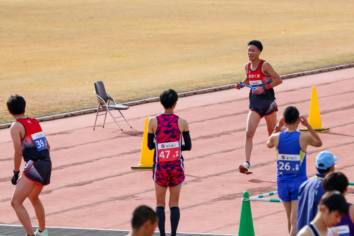 第4区を走る柳田（学）選手は、吉田選手が待つ鏡石町・鳥見山陸上競技場内までの7.3kmを走りました。