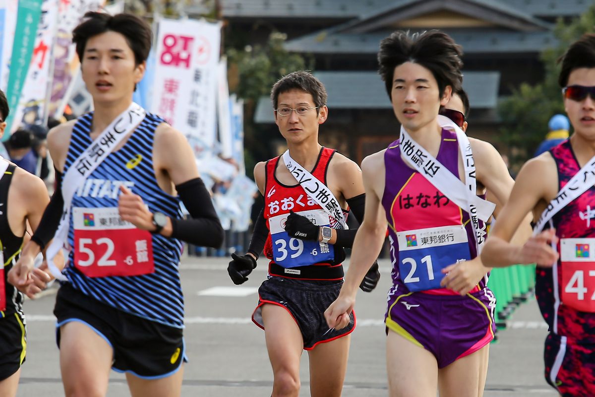 集団の中で走る6区の渡辺（隆）選手。須賀川市役所内から郡山市・ゼノアック日本全薬工業（株）内までの8.3kmを走りました。