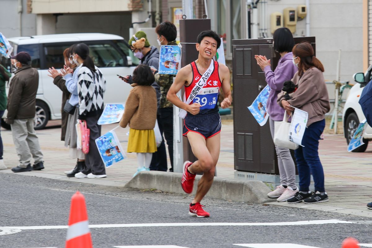 ふくしま駅伝の最長区間を走る第10区の蛸井選手。他の大会にも挑戦するなどの練習を積み重ねて、本宮市・（株）白岩屋商店前までの9.3kmを走りました