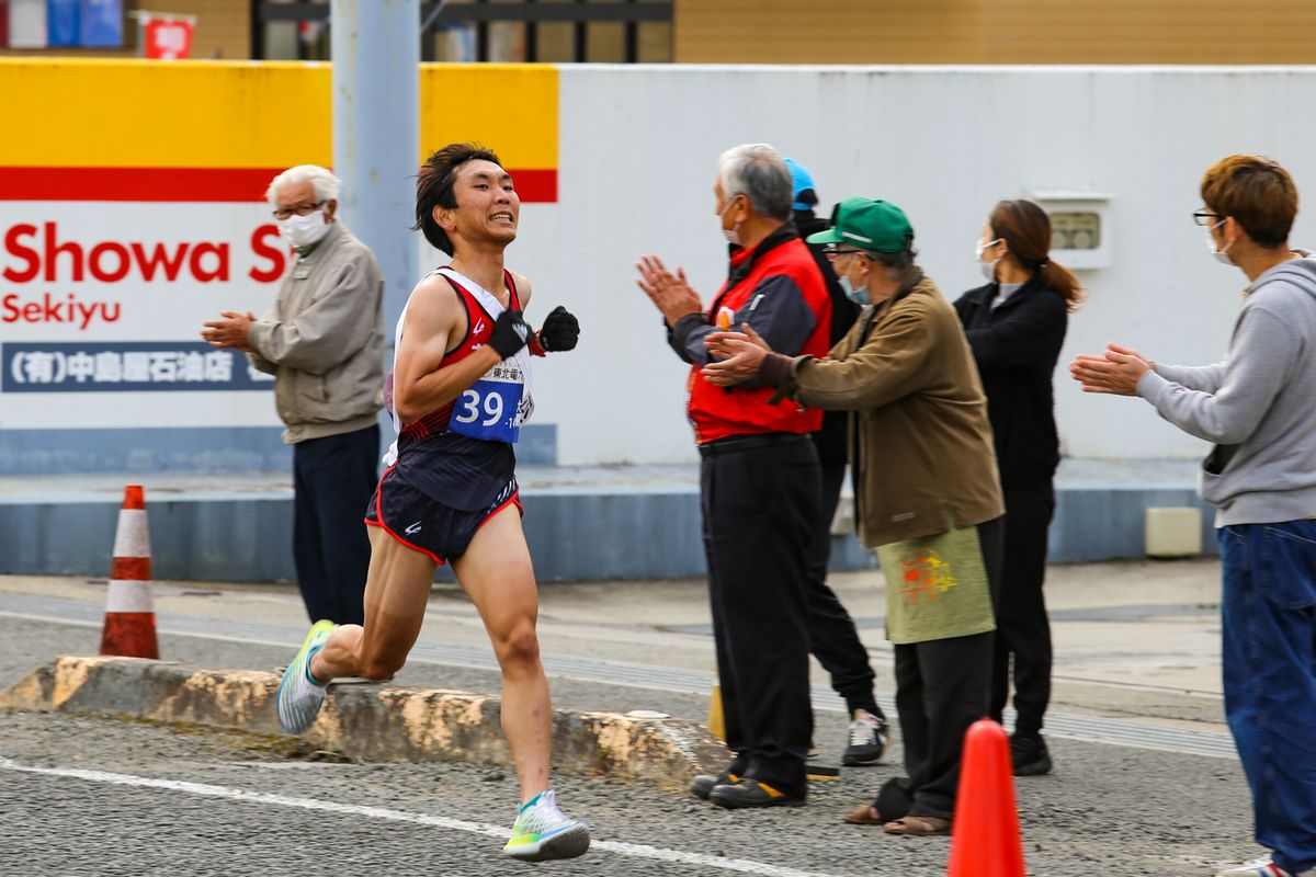 第14区 5.7kmを走る初出場の亀谷選手は、沿道の観衆からたくさんの応援の拍手をもらい全力で走りました。