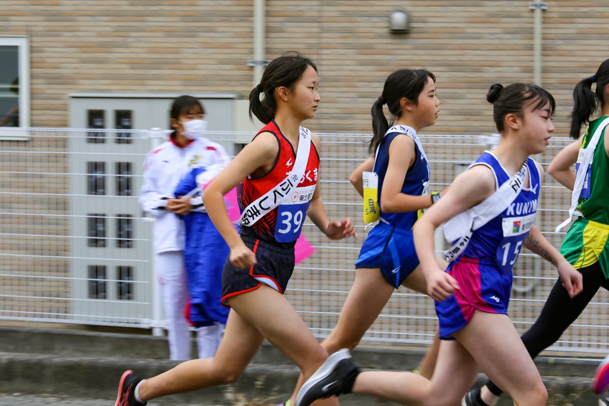 第15区の島田選手は、福島市・松陵中学校前から福島大学入口までの3.4kmを力いっぱい走りました。